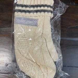 Brand New Never Opened Taylor Cardigan Oven Mitt